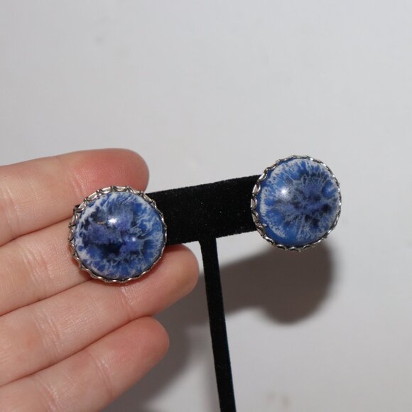 Beautiful silver and blue clip-on earrings 1" - Picture 3 of 5